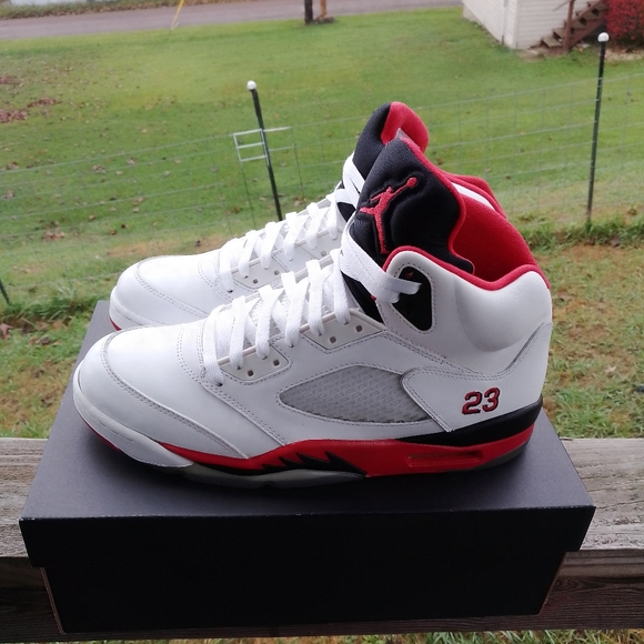 Men's 10.5 Air Jordan 5 Fire Red 23 - Picture 2 of 5